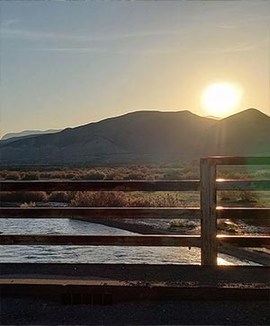 غروب آفتاب بر فراز کوهستان – نمای طبیعی از پل و جریان آب در دل دشت