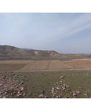 زمین‌های کشاورزی در دامنه کوه – چشم‌انداز دیم‌زارهای آماده‌سازی‌شده برای کشت