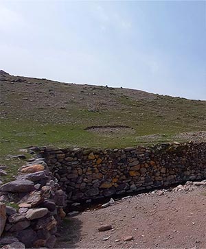 دیواره سنگی سنتی در مرتع کوهستانی – سازه محلی در مسیر آب یا آبشخور دام‌ها