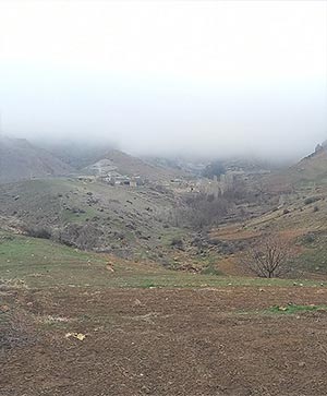 روستای کوهستانی در آغوش مه – چشم‌انداز زمستانی طبیعت آرام و پنهان در مه