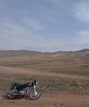 موتور در دل دشت‌های کوهستانی – همراه همیشگی مسیرهای خاکی طبیعت بومی