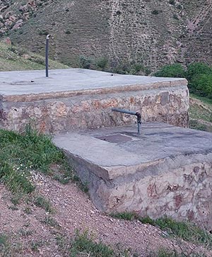 منبع آب بتنی در دامنه کوه – سازه سنتی ذخیره آب برای مصارف روستایی