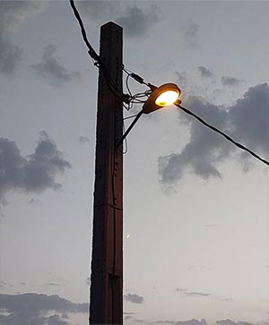 تیر چراغ برق در غروب – روشنایی روستایی در سکوت آسمان ابری