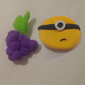 عروسک مینیون و خوشه انگور