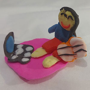 یک دختر در کال مطالعه کتاب کنار لبتاب